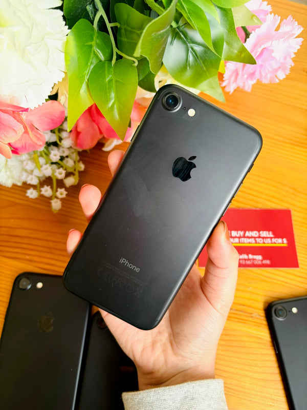 Apple iPhone 7 (With Crack) 32GB / Warranty