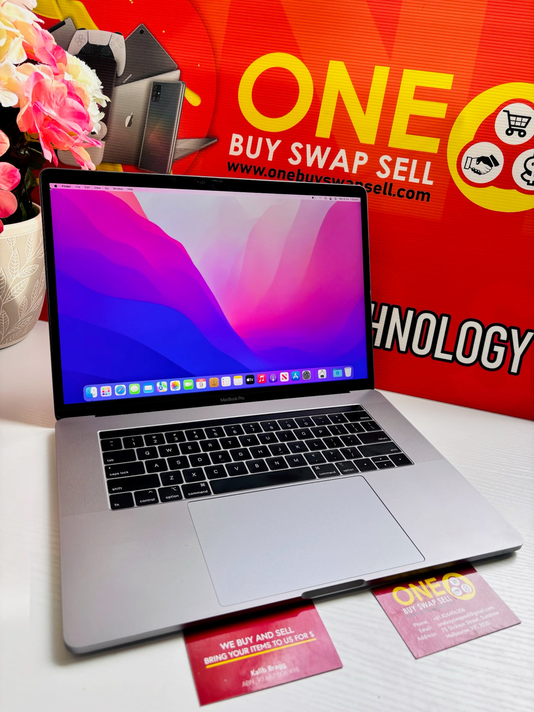 Apple Macbook Pro (2018, 15.4inch) - Core i7/16GB RAM 512GB Storage