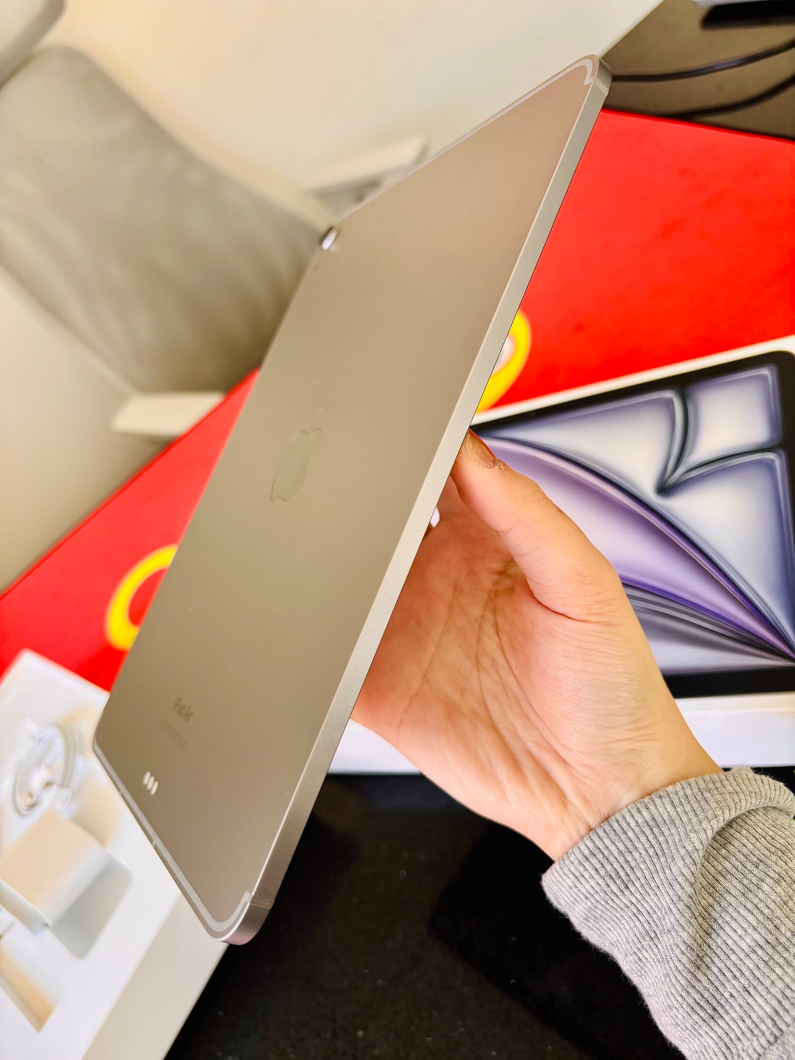 (BOX) Apple iPad Air 2024 (M2 Chip), 11”, 128GB Storage, Cellular + Wifi