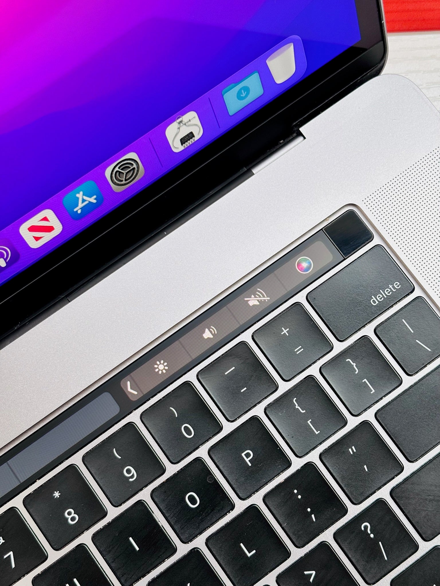 Apple Macbook Pro (2018, 15.4inch) - Core i7/16GB RAM 512GB Storage