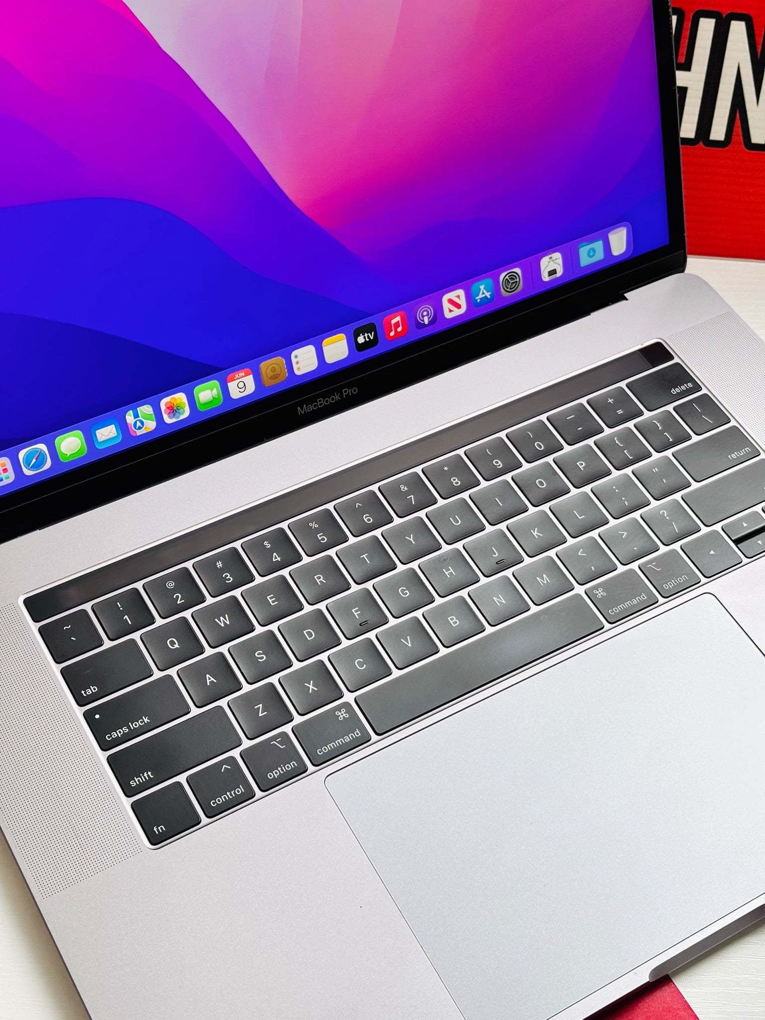 Apple Macbook Pro (2018, 15.4inch) - Core i7/16GB RAM 512GB Storage