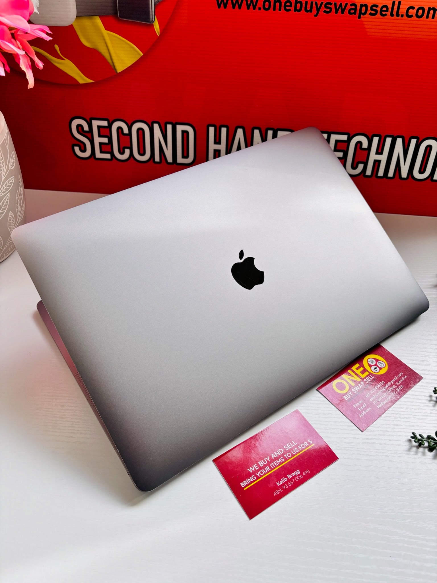 Apple Macbook Pro (2018, 15.4inch) - Core i7/16GB RAM 512GB Storage