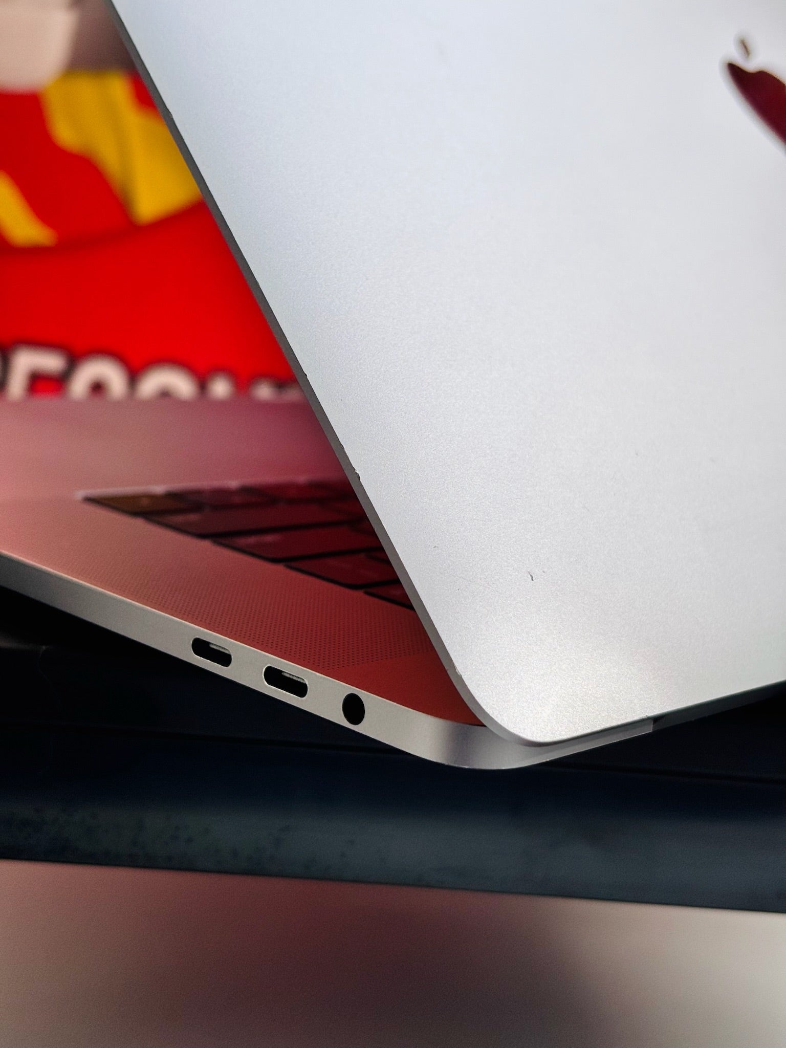 Apple Macbook Pro (2018, 15.4inch) - Core i7/16GB RAM 512GB Storage